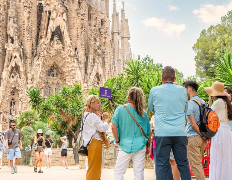 crown tours tour guide infront of segrada familia