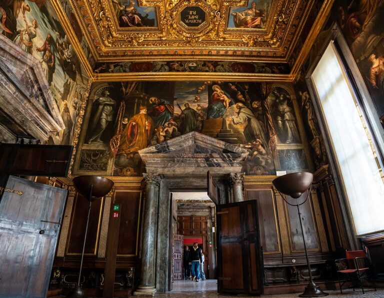 Majestic tour inside Doge's Palace hall