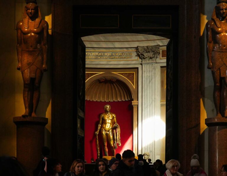 statue in st peters basilica